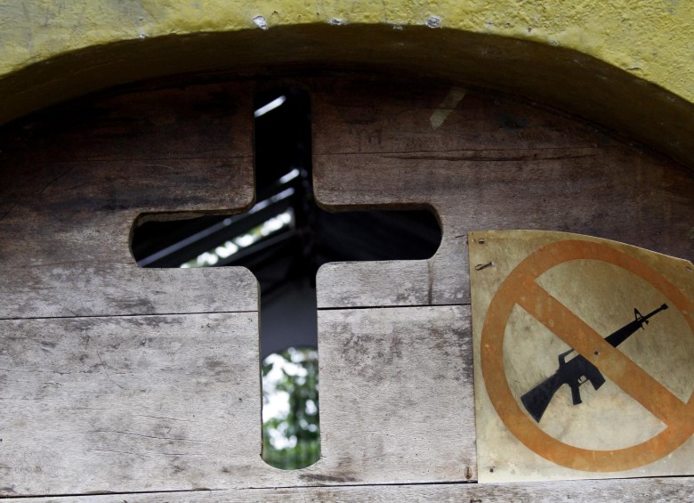 Frente de la iglesia de Bojayá en el municipio de Chocó. Cruz y la señal de prohibido armas de fuego. Foto: Donaldo Zuluaga Velilla
