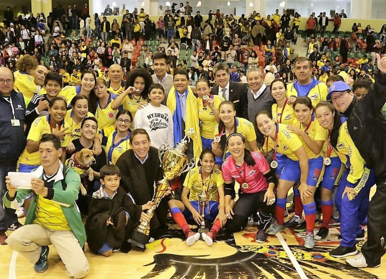 El orgullo de las campeonas con sus trofeos. Otra paisa que aportó fue Diana Ospina, futbolista. FOTO Colprensa-Federación