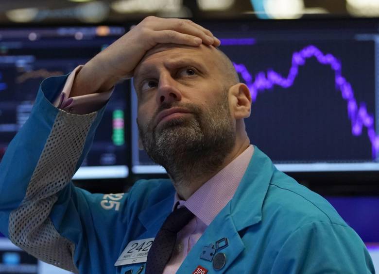 El índice S&P 500 de la bolsa de Nueva York retrocedió ayer un 2,93 % o 67,52 puntos, y abre hoy en 2.237,40 puntos. Foto AFP