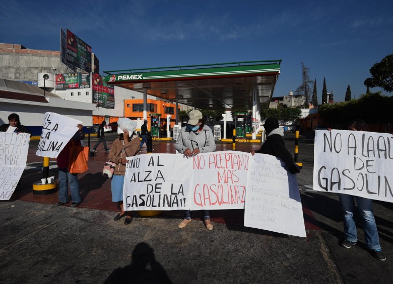 El nuevo año llegó con alzas en los combustibles (gasolina y diésel) en México. Los incrementos han sido rechazados por los pobladores, que han salido a las calles a protestar. FOTO afp
