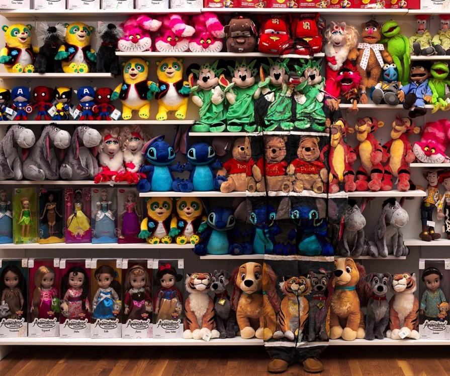 Liu Bolin es un artista, escultor y fotógrafo chino que durante más de una década ha trabajado con el método de pintura de camuflarse a sí mismo para tocar temas políticos y sociales. FOTO @liubolin