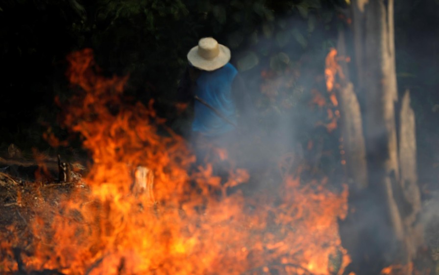 Un hombre trabaja en un tramo de las llamas de la selva amazónica en Iranduba, estado de Amazonas, Brasil. FOTO REUTERS