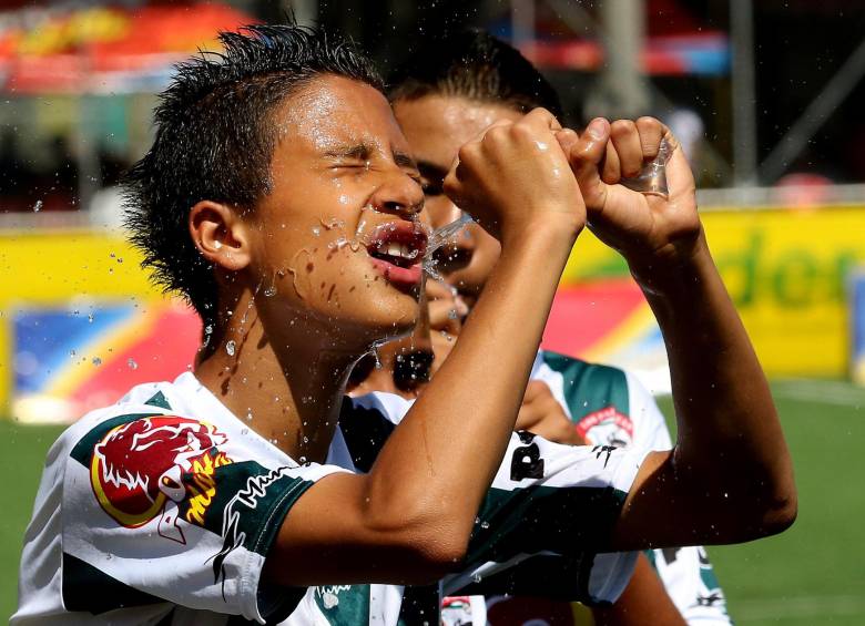 El intenso calor obligó a los organizadores a hidratar a los deportistas cada 10 minutos. Foto donaldo zuluaga