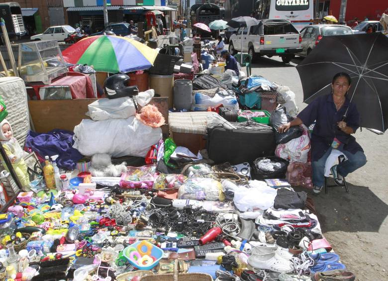 Así trabajan hoy en los bajos del metro, en la carrera Bolívar, los desalojados del Bazar de los Puentes. FOTO Róbinso Sáenz
