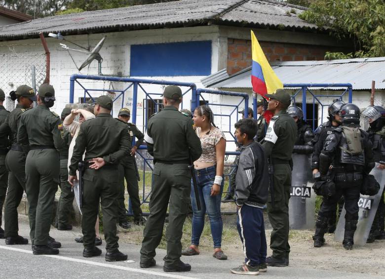 Comunidad en Donmatías acampa en una escuela para rechazar su demolición