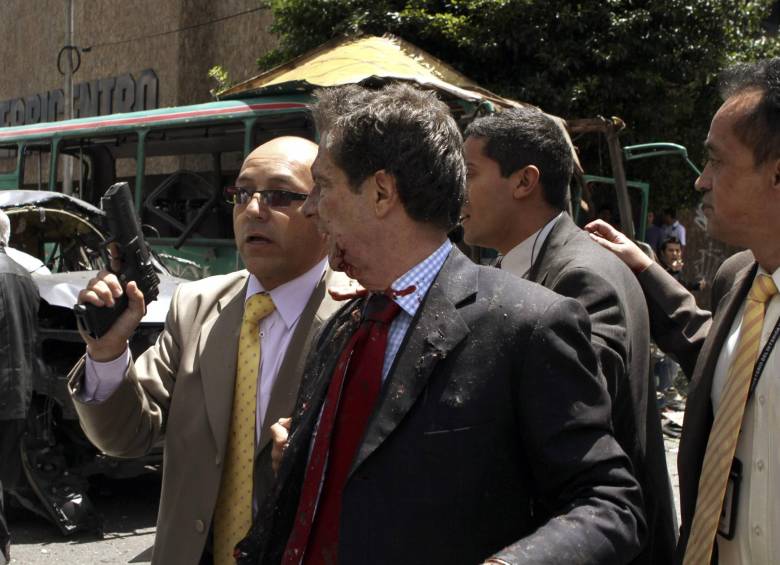 La explosión del artefacto causó la muerte del conductor y el escolta de la Policía, dejando con heridas de consideración al exministro y otras 27 personas. FOTO COLPRENSA