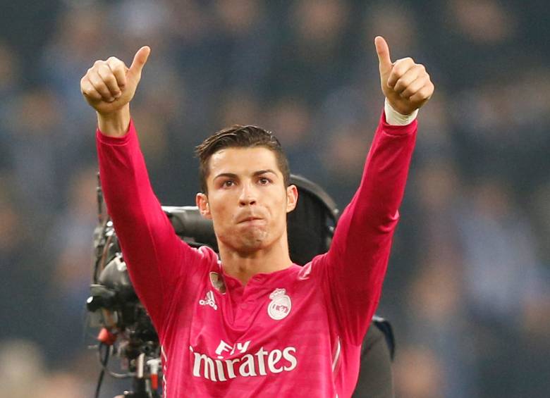 El portugués Cristiano Ronaldo continúa anotando goles para ampliar su rico historial en la Liga de Campeones de Europa. Ayer le mostró el camino del triunfo al Real Madrid, de visitante, frente al Schalke 04 de Alemania. FOTO AP