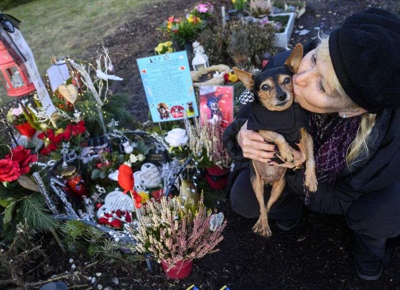 Ella es Karla Lemke, una pinscher que tenía y que murió hace 14 meses tiene la tumba más decorada y colorida. FOTO AFP