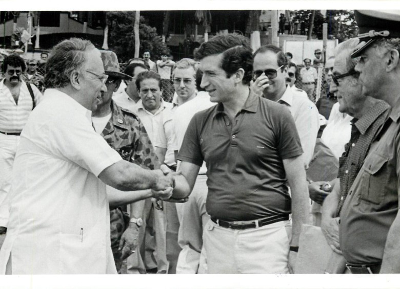 Belisario Betancur, durante el acto de posesión del gobernador de Antioquia, Nicanor Restrepo Santamaría. Puerto Berrío, 1983. FOTO Archivo El Colombiano