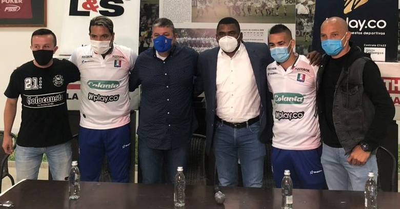 Dayro Moreno y Jown Cardona (camisa blanca) fueron presentados como refuerzos del Once Caldas. FOTO CORTESÍA ONCE CALDAS