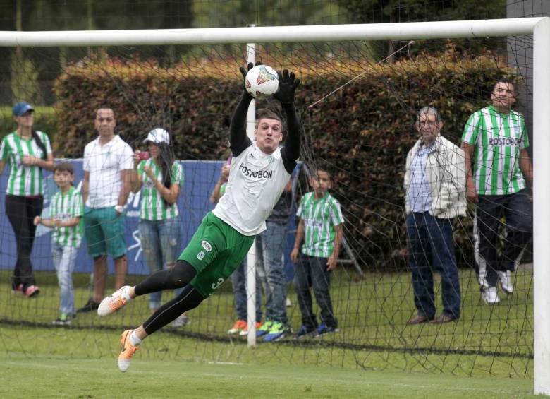 En los partidos de Nacional fuera de casa, en esta Suramericana, Armani ha sido una de las figuras. FOTO Manuel Saldarriaga