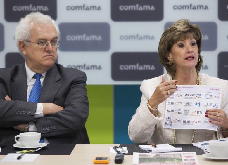 José Antonio Ocampo, jefe de la Misión Rural, y la directora de Comfama, María Inés Restrepo, explican la idea. FOTO EDWIN BUSTAMANTE