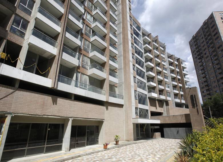 Edificio Asensi afectado por las torres de Space, construido también por el Grupo CDO. Foto: Julio César Herrera Echeverri
