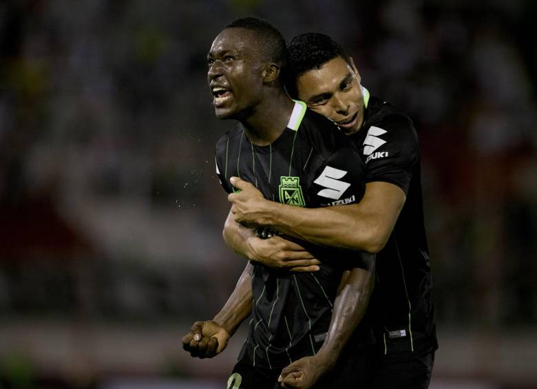 El volante Marlos Moreno, la gran figura de la noche, celebrando su anotación con el lateral Daniel Bocanegra. FOTO AP