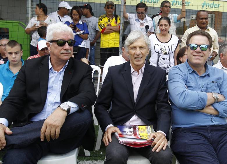 Jorge Perdomo, José Pekerman y Ramón Jesurún, visitantes ilustres de la final del Pony. Foto jaime pÉrez