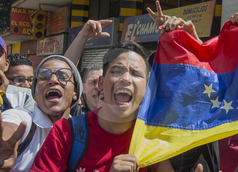 Descripción: Venezolanos residentes en Medellín en una jornada electoral en el Parque de Bolívar. Foto: Donaldo Zuluaga Velilla