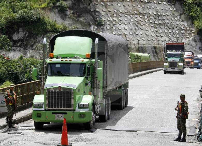 El Ejército hace controles en la vía para evitar nuevos retenes ilegales. FOTO ARCHIVO