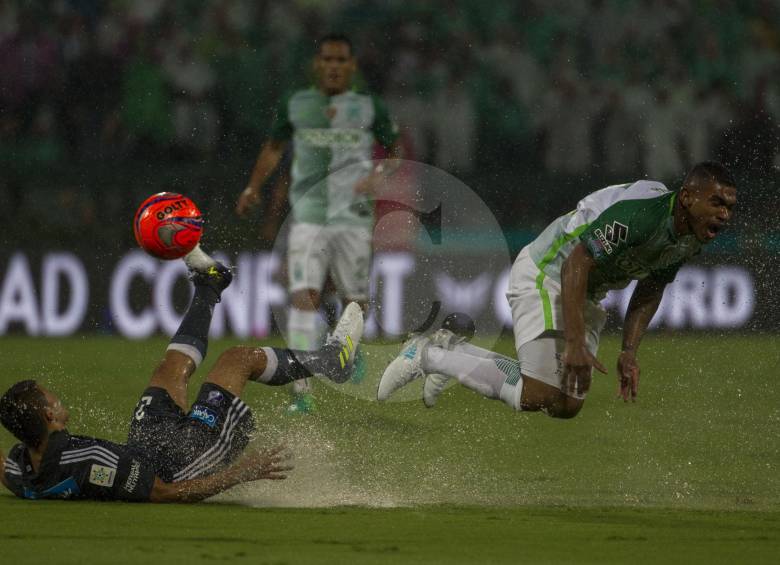 El aguacero previo y durante el juego de anoche en el Atanasio Girardot impidió, por momentos, un mejor accionar de los rivales. FOTO Manuel Saldarriaga