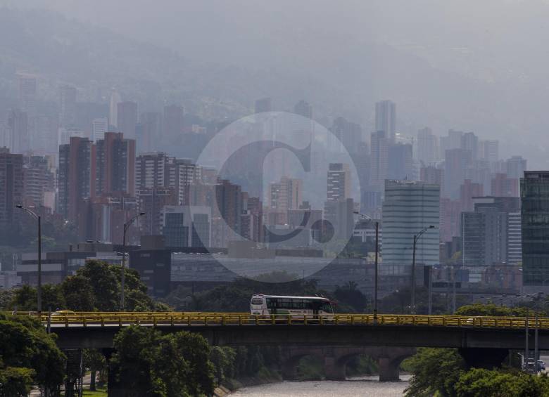 La imagen fue captada el 29 de noviembre de 2017. Así se vive un día con fuerte contaminación del aire en la ciudad. Con el pacto ambiental se busca cambiar esta realidad. FOTO Jaime Pérez