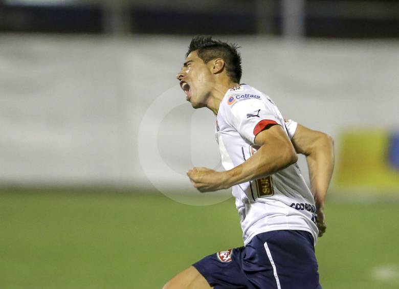 El golazo de Molina, a los 78 minutos, sirvió para que Medellín venciera ayer 1-0 a Envigado. FOTO Juan Antonio Sánchez