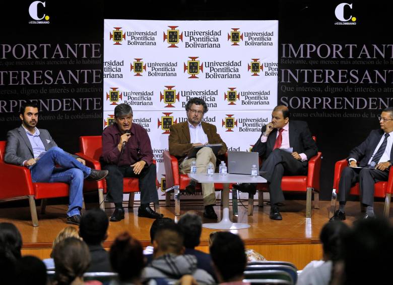 De izquierda a derecha, Miguel Silva Moyano, Óscar Alberto Bernal Acevedo, Álvaro Olaya Peláez, Luis Alberto Martínez y Abelardo Guzmán Hurtado. FOTO juan antonio sánchez