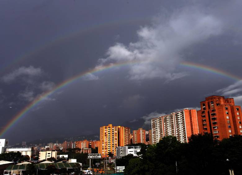 Después del fuerte aguacero así se vio el cielo en Envigado. FOTO Henry Agudelo