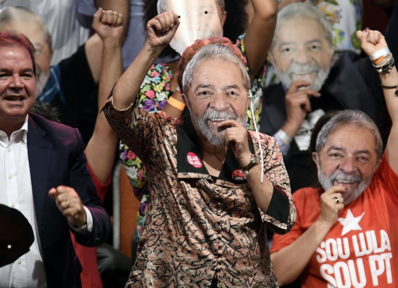Dilma Rousseff, expresidenta de Brasil, usa una máscara de Lula da Silva en un evento político a favor suyo. FOTO AFP