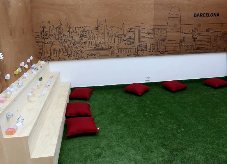 Una actividad en la sala de interpretación Otras formas de habitar: la gente comparte ideas de casas. FOTO julio césar herrera