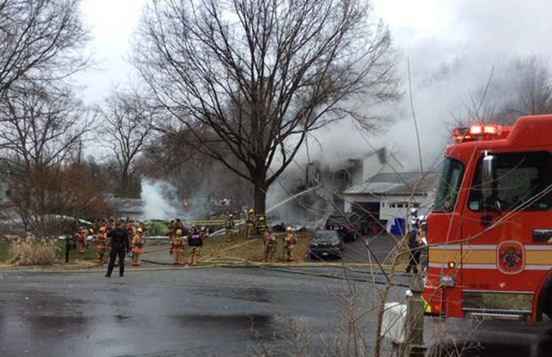6 víctimas dejo este accidente en Washington, 3 ocupantes del avión y 3 habitantes de la casa. FOTO AP