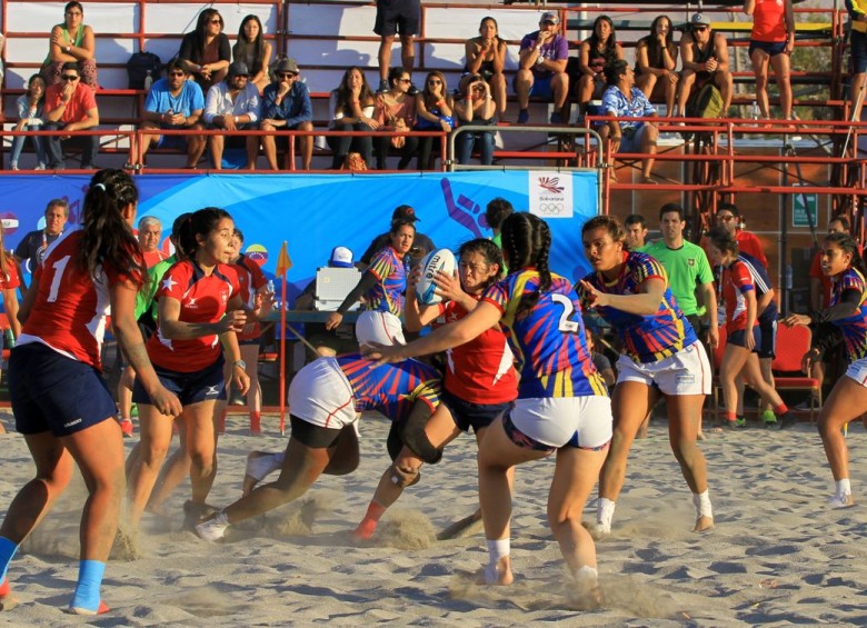 El rugby femenino cerró la jornada de los Juegos de Mar y Playa con título para Colombia, después de un reñido partido ante Venezuela. FOTO cortesía Juegos Iquique 2016