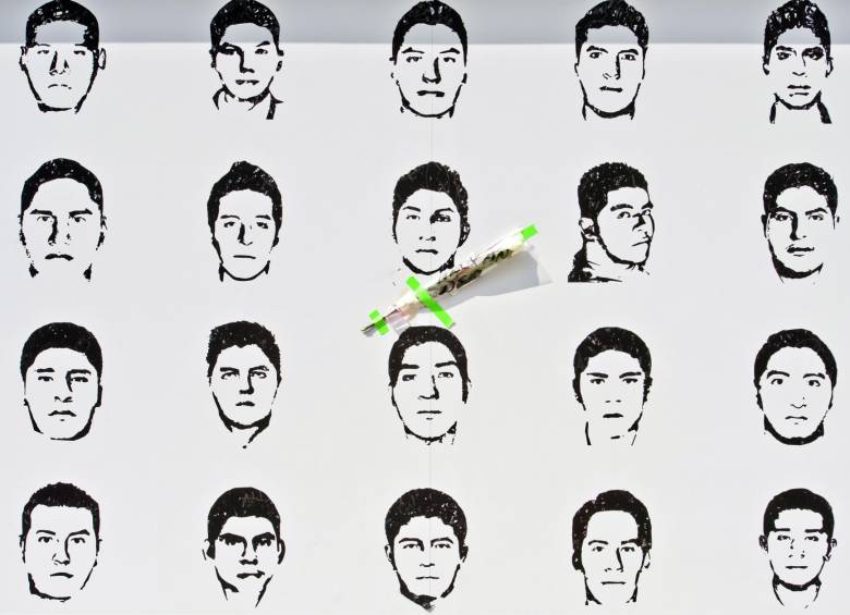 Los retratos de los estudiantes se muestran por Amnistía Internacional en el Monumento a la Revolución en la Ciudad de México. FOTO AFP