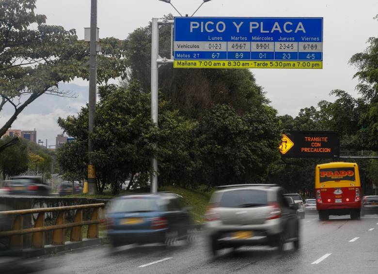 La medida se repetirá el próximo sábado con las placas terminadas o iniciadas en pares. FOTO: MANUEL SALDARRIAGA