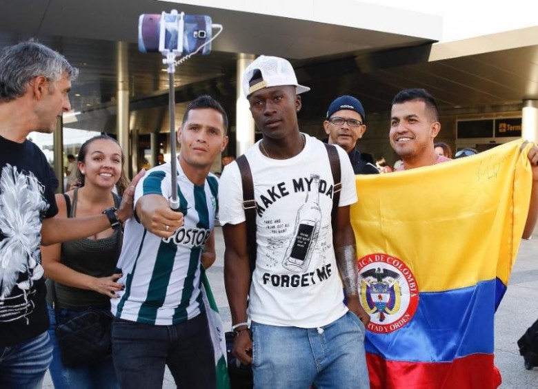 Marlos Moreno fue recibido por cientos de aficionados colombianos en el aeropuerto de Alvedro. FOTO CORTESÍA FERNANDO FERNÁNDEZ-@RIAZORORG