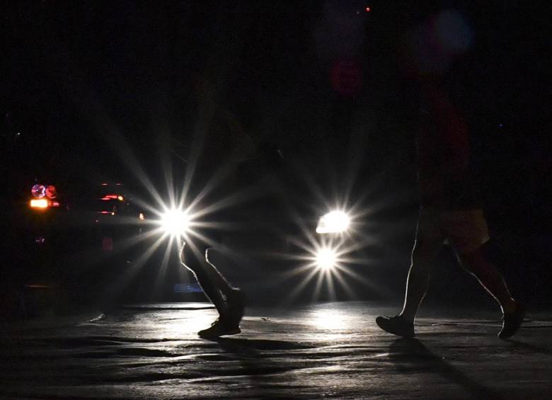 Calle de Caracas durante la noche del lunes. FOTO AFP