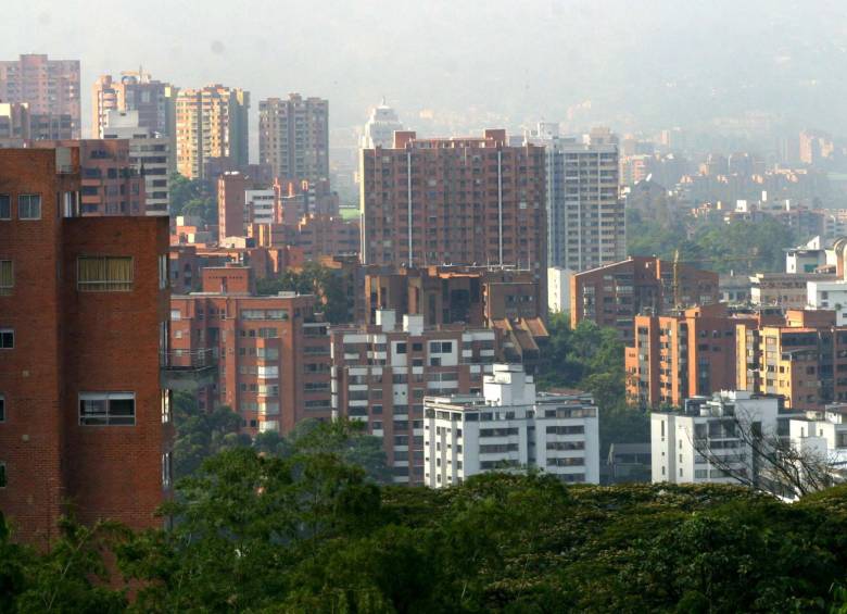 Los fenómenos urbanísticos en el área metropolitana se están dando en Bello, La Estrella y Sabaneta. En La Ceja y El Retiro ya se ven torres de más de 10 pisos que atentan contra el paisaje, según la Lonja. FOTO Archivo EL COLOMBIANO