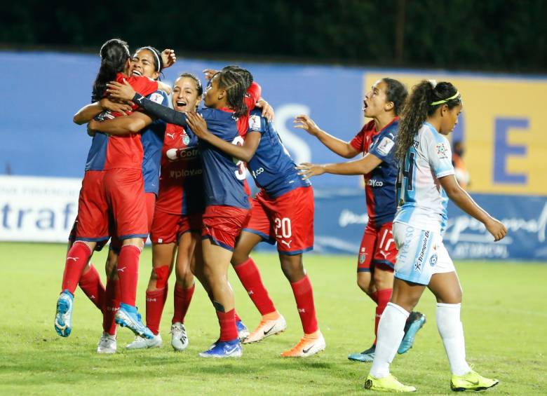 Las jugadoras del DIM Formas Íntimas celebran la victoria ante Real San Andrés que les permitió avanzar a la semifinal de la Liga Femenina. FOTO DIMAYOR