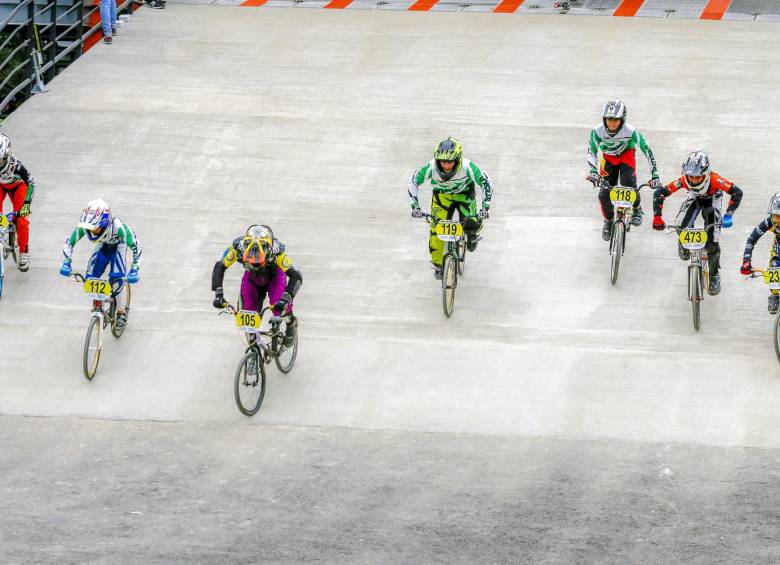 En la pista son rivales, fuera de ella, grandes colegas a los que los une la pasión por el bicicrós. Roy Carrillo (izquierda) y Jason Carnes, presencia extranjera en Medellín. FOTO Juan Antonio Sánchez