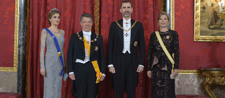 Como manda el protocolo, los cuatro han saludado, uno a uno, a los 110 asistentes a la cena de gala, en una elegante ceremonia. FOTO SIG