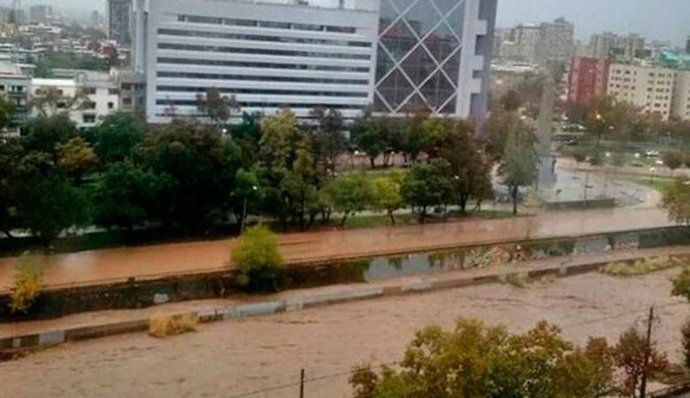 El río Mapocho, que cruza Santiago, se desbordó en varios sectores de la comuna de Providencia. FOTO @ochicaamano