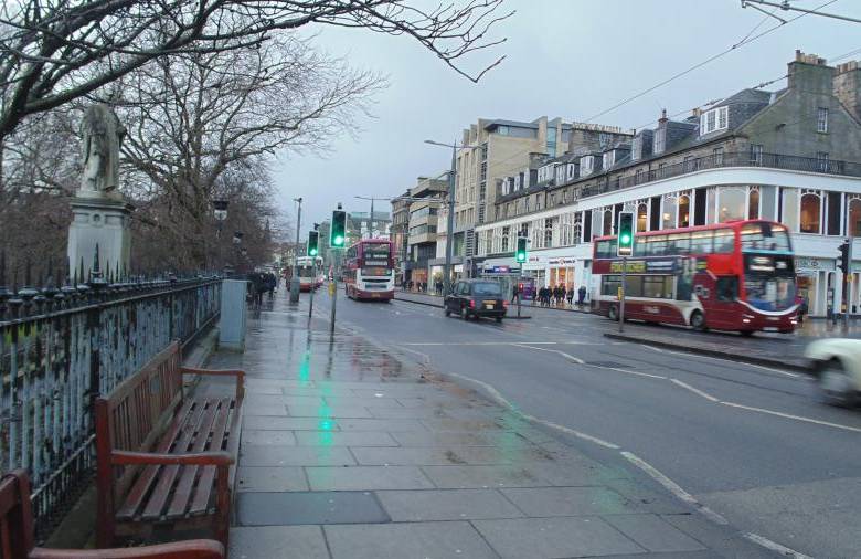 Princes Street está en el centro de Edimburgo. Lugar en el que confluyen las rutas de buses y las personas que quieren comprar. Empieza el recorrido. 