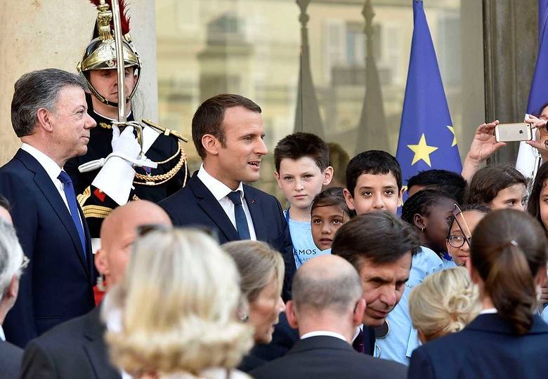 Emmanuel Macron, presidente francés, y Juan Manuel Santos, jefe de Estado en Colombia. FOTO CORTESÍA SIG