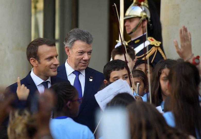 Emmanuel Macron, presidente francés, y Juan Manuel Santos, jefe de Estado en Colombia. FOTO CORTESÍA SIG