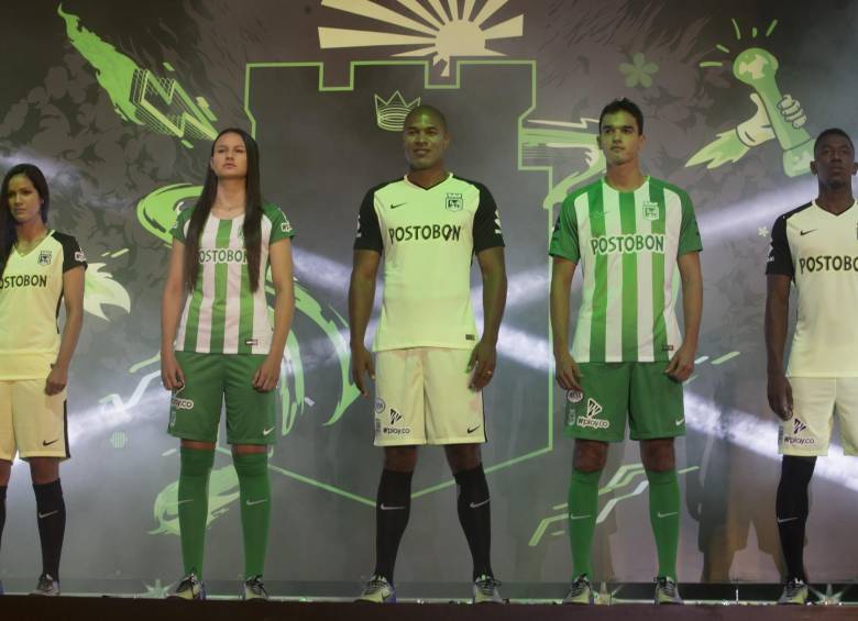 Anoche, en la Plaza de Banderas de la unidad deportiva Atanasio Girardot, la empresa Nike presentó la indumentaria para todos los equipos del club en la temporada 2018. FOTO Manuel Saldarriaga