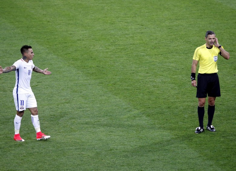 Tras una revisión en video, a Chile le anularon un gol en la Copa Confederaciones. FOTO EFE