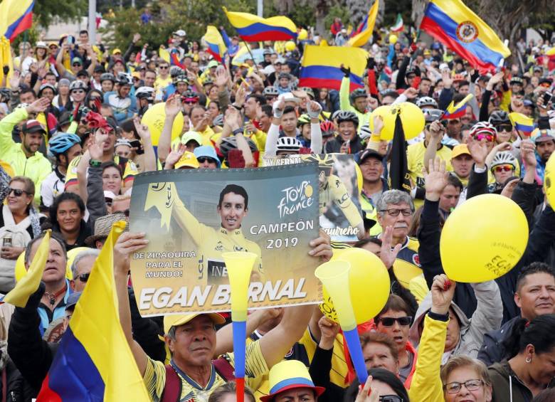 Aficionados al ciclismo celebran el paseo triunfal del colombiano Egan Bernal este domingo, en Zipaquirá (Colombia). La ciudad de Zipaquirá amaneció este domingo preparada para celebrar el triunfo del que ya es uno de sus hijos más ilustres Foto: EFE