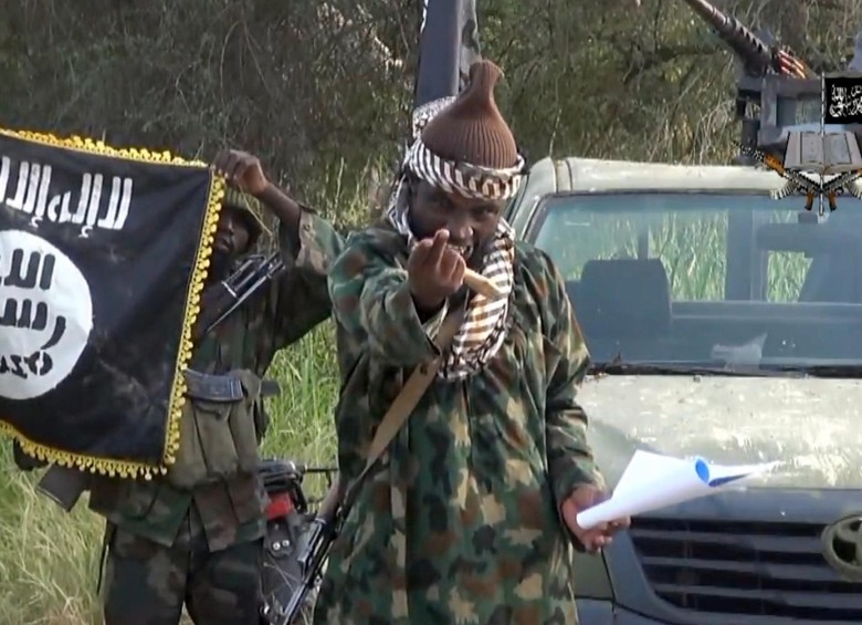 Imagen tomada el 2 de octubre 2014, de un video difundido por el grupo extremista islamista nigeriano Boko Haram, muestra el líder del grupo Abubakar Shekau. FOTO ARCHIVO AFP