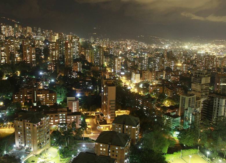La iluminación pública cumple en general la norma técnica en su mayor parte (no tanto en edificios oficiales), mientras la privada, se ve con claridad, no y despilfarra mucha luz. FOTO Róbinson Sáenz