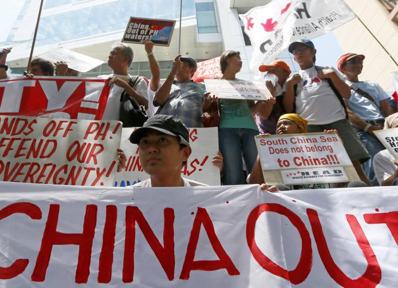 En Filipinas los ciudadanos protestaron contra China y celebraron el fallo del tribunal. FOTO AP