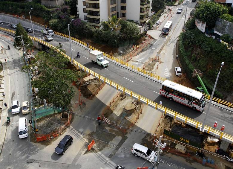 La obra del cruce de la transversal Inferior con la calle 10 va en un 85% de ejecución. La entrega completa está prevista para finales de este mes. FOTO donaldo zuluaga