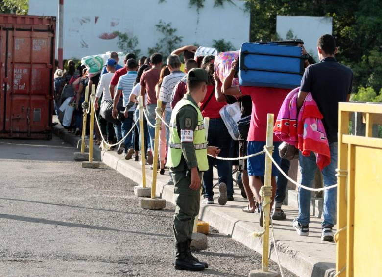 Policías de Colombia acompañan a las personas que cruzan la frontera. FOTO EFE